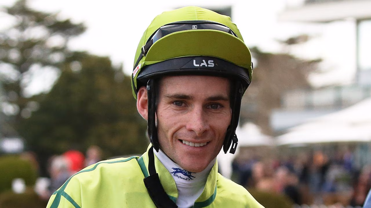 MOTT ON PREMIERSHIP MARCH Image
