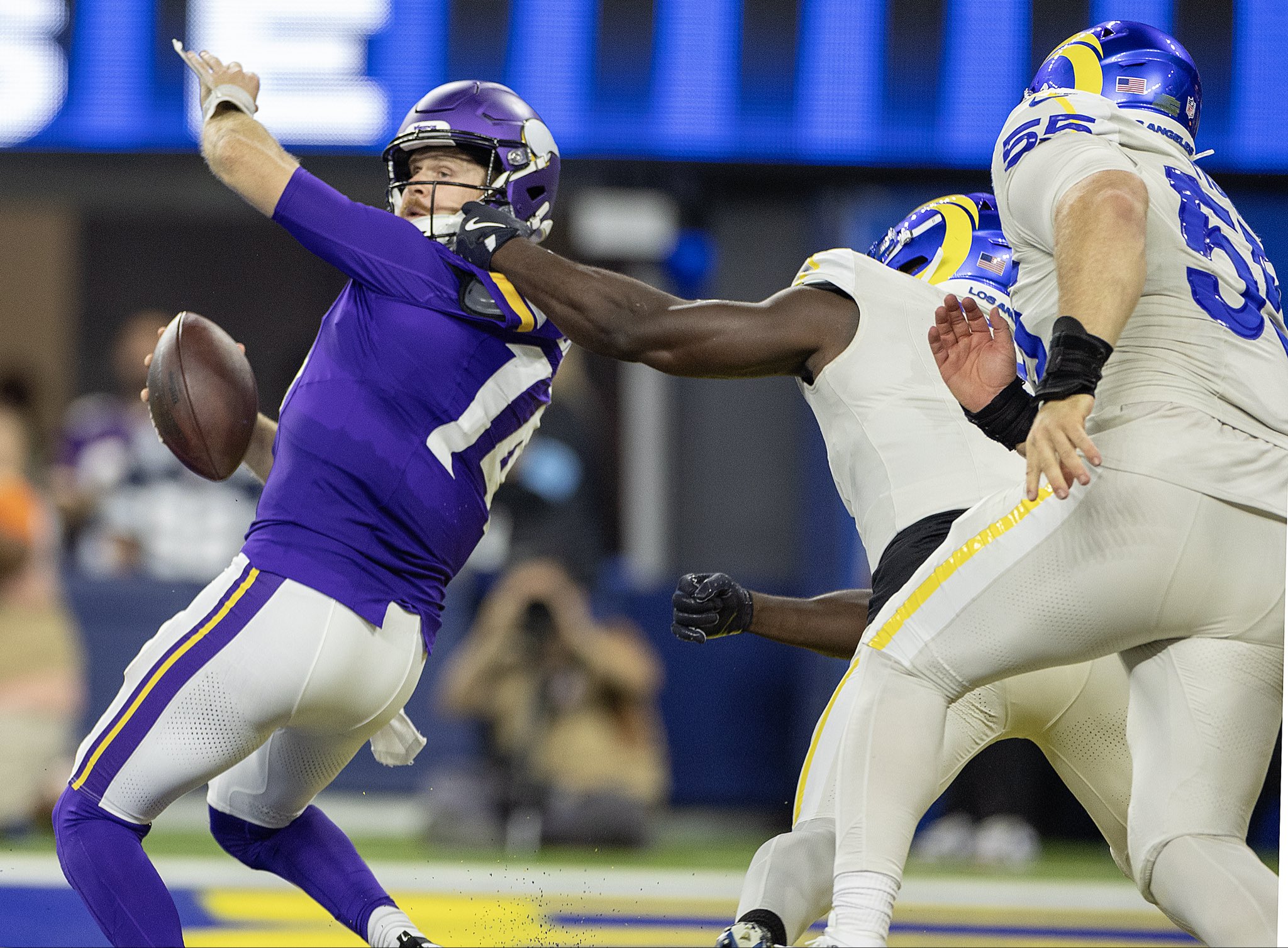 NFL referees make glaring mistake in final stages of Vikings/Rams Thursday nighter Image