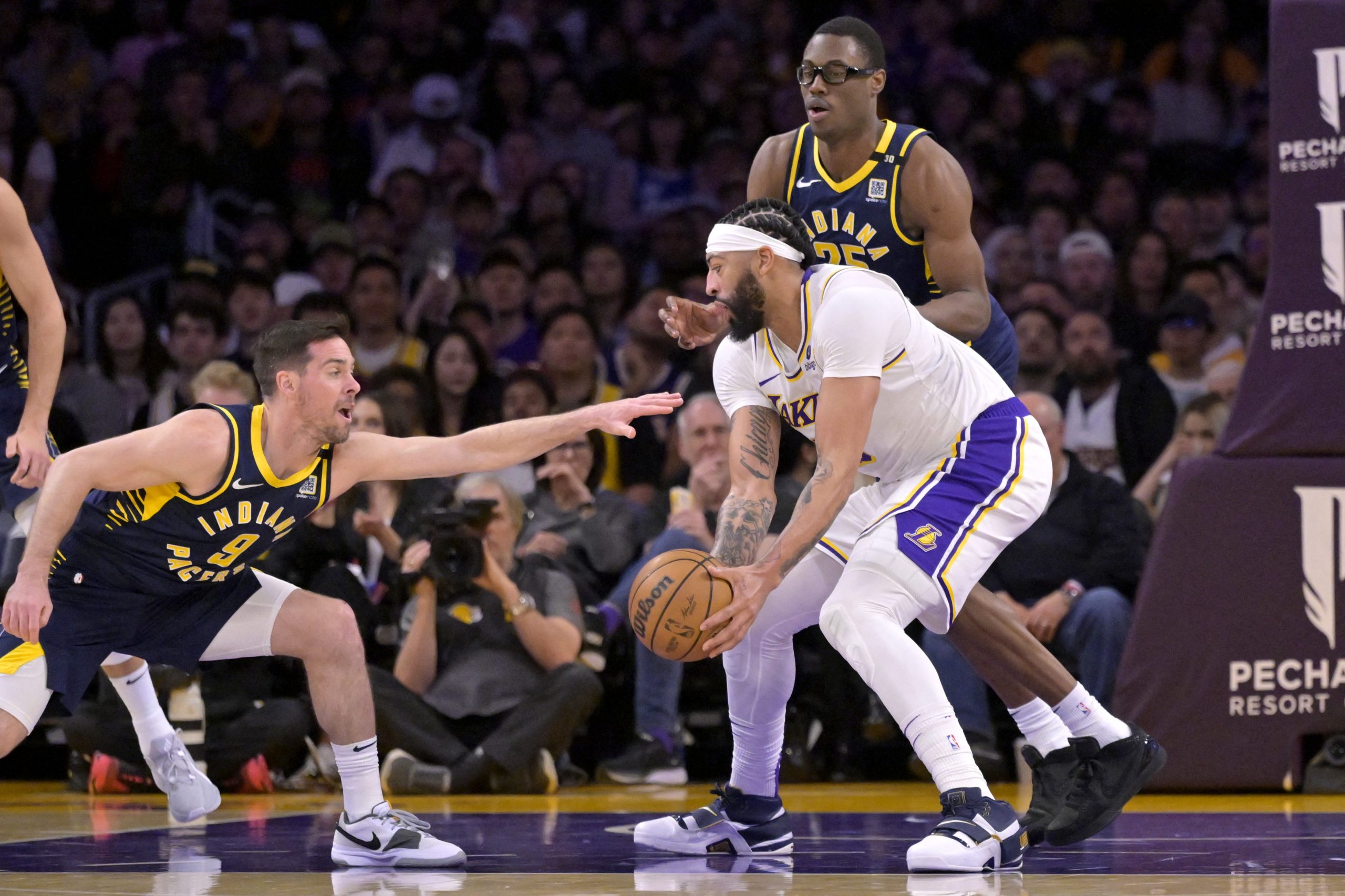 Lakers hold off Pacers in 295-point shootout Image