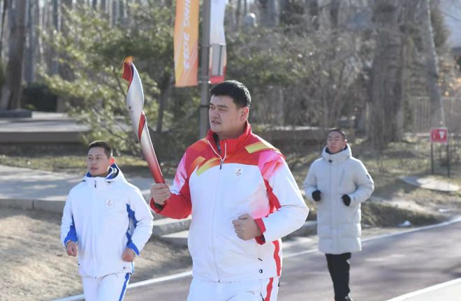 Rockets star Yao Ming participates in the 2022 Olympic torch relay Image
