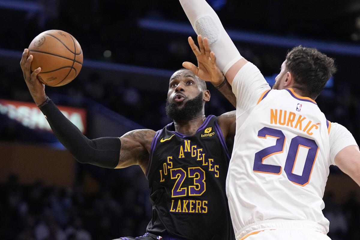Lakers hold on against Suns, advance to Vegas Image