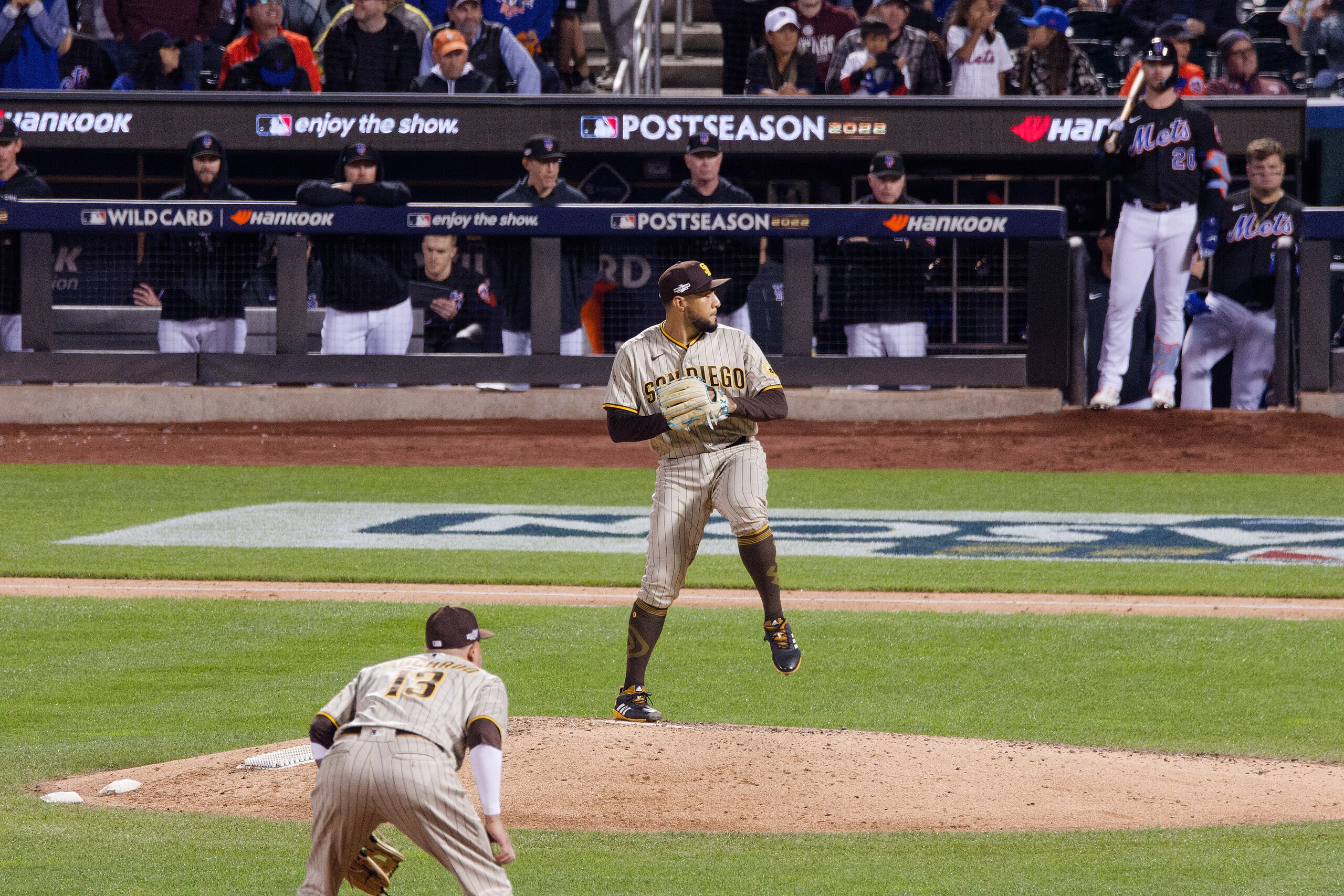 Braves acquire OF Mike Yastrzemski and closer Robert Suarez Image